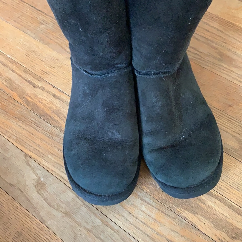 black UGGS - Picture 5 of 8